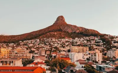 Crews contain vegetation fire on Signal Hill within an hour